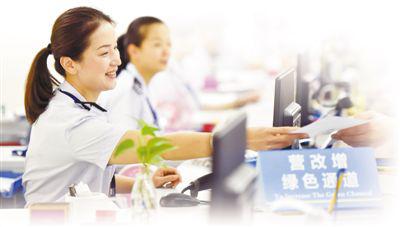 圖為參賽選手在進行營改增業務實際操作服務競賽。 新華社記者 宋為偉攝