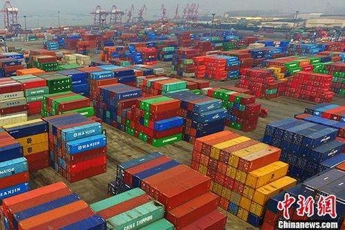資料圖:港口擺放著的進出口集裝箱。中新社記者 泱波 攝